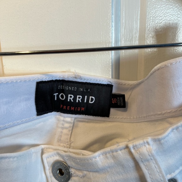 NWT Torrid Sky High Skinny Crop Jeans in White - Picture 3 of 9
